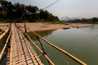 Luang Prabang Bridge'de bambu