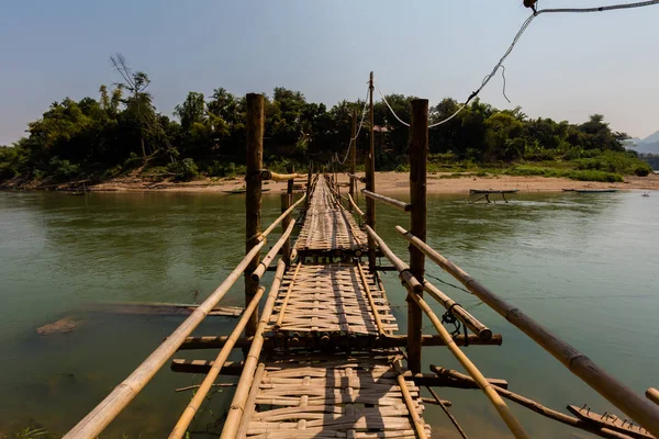 Puente de bambú en Luang Prabang —  Fotos de Stock