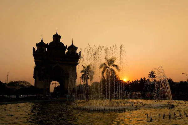 Pomnik zwycięstwa patuxai wizyty w Vientiane — Zdjęcie stockowe