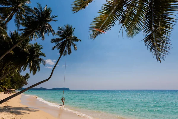 Girl on swing Koh Kood — Φωτογραφία Αρχείου