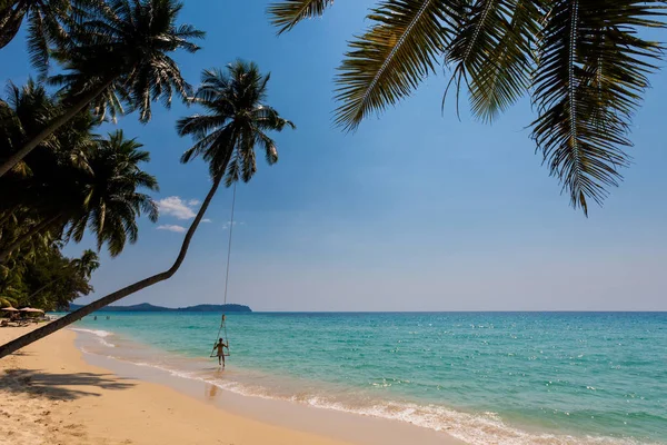 Girl on swing Koh Kood — Φωτογραφία Αρχείου