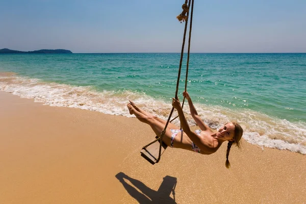 Girl on swing Koh Kood — Stockfoto