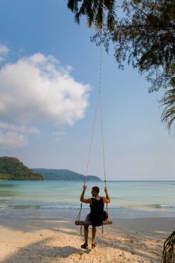 Turist Koh Kood üzerinde rahatlatıcı