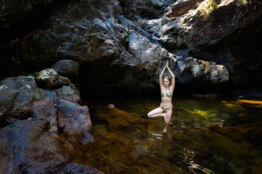 Şelale Koh Chang tarafından yoga seansı