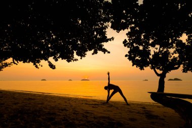 Gün batımı yoga seansı Koh Chang Tayland