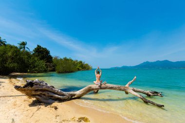 Yoga seansı Tayland Beach