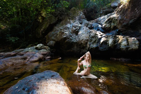 Yoga am Wasserfall auf Koh Chang — Stockfoto