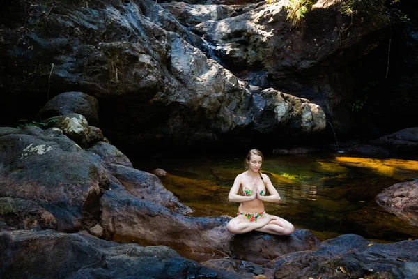 Yoga am Wasserfall auf Koh Chang — Stockfoto