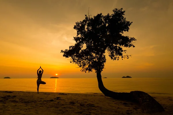 Sesión de yoga al atardecer Koh Chang en Tailandia —  Fotos de Stock