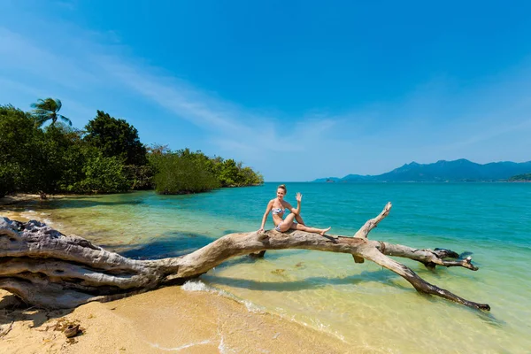 Yoga am Strand von Thailand — Stockfoto