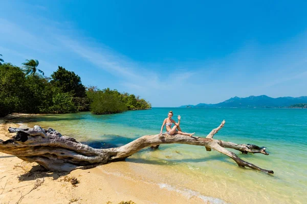 Yoga session in Thailand beach — Stock Photo, Image