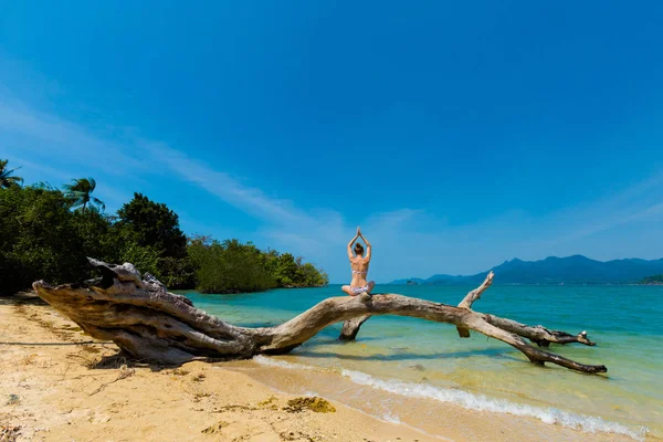 Yoga am Strand von Thailand — Stockfoto