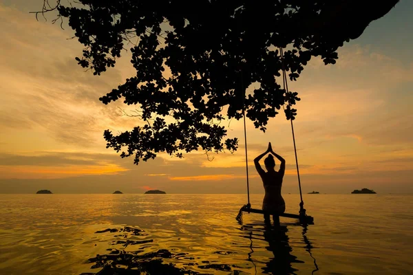 Sessione di yoga al tramonto Koh Chang in Thailandia — Foto Stock