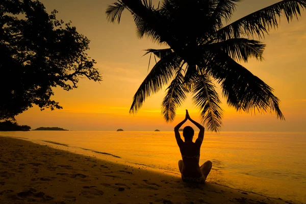 Sessione di yoga al tramonto Koh Chang in Thailandia Fotografia Stock