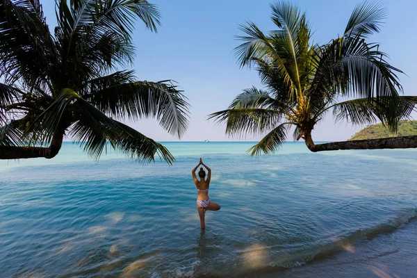 Yoga am tropischen Strand von Thailand — Stockfoto