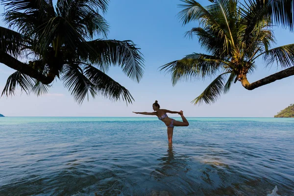 Yoga sulla spiaggia tropicale della Thailandia — Foto Stock