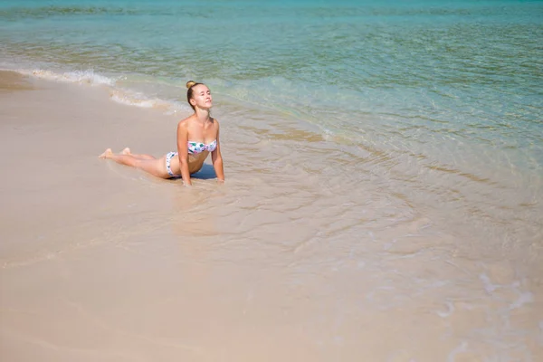 Yoga sulla spiaggia tropicale della Thailandia — Foto Stock
