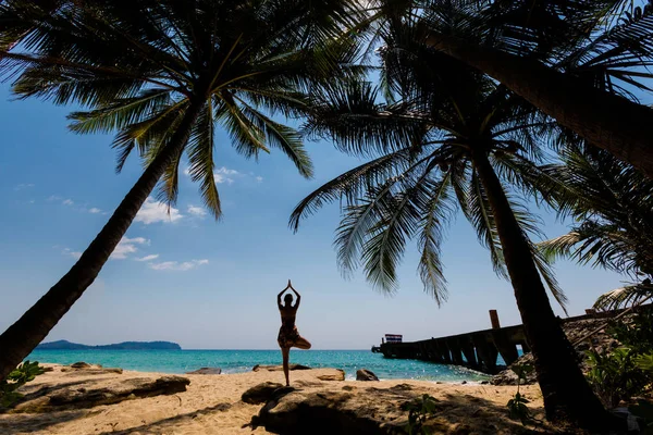 Yoga auf koh kood vrikshasana — Stockfoto