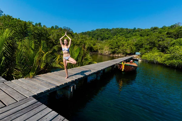 A Koh Kood, Thaiföld trópusi jóga — Stock Fotó