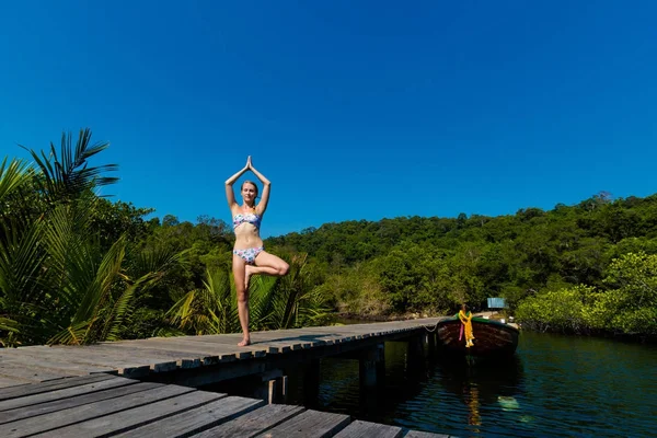 Tropisches Yoga auf koh kood thailand — Stockfoto