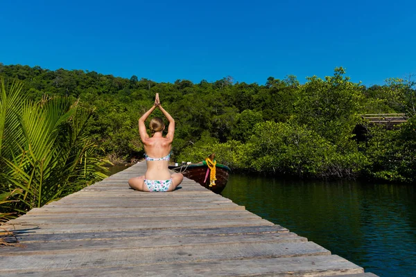 A Koh Kood, Thaiföld trópusi jóga — Stock Fotó