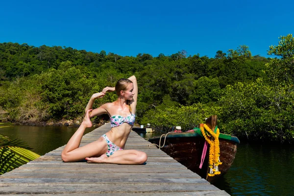 Yoga tropicale su Koh Kood Thailandia — Foto Stock