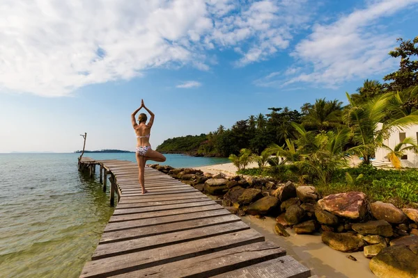 Vakantie yoga sessie Koh Kood, Thailand — Stockfoto