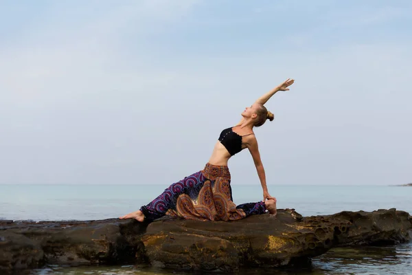 Séance de yoga d'été en Thaïlande — Photo