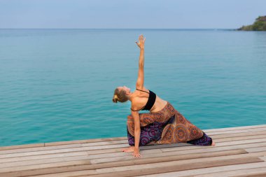 Yaz yoga seansı Tayland