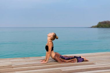 Yaz yoga seansı Tayland