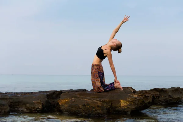 Séance de yoga d'été en Thaïlande — Photo