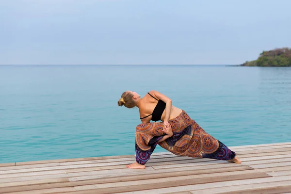 Sessione estiva di yoga in Thailandia — Foto Stock