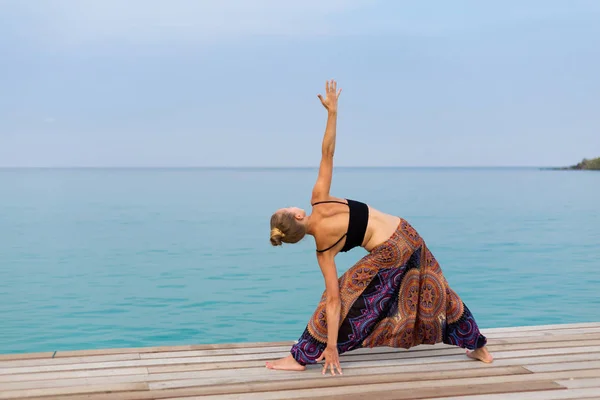 Sessione estiva di yoga in Thailandia — Foto Stock