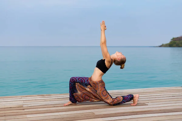 Séance de yoga d'été en Thaïlande — Photo