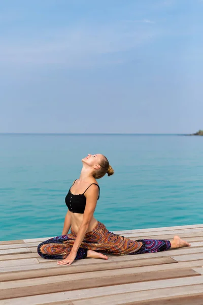 Séance de yoga d'été en Thaïlande — Photo