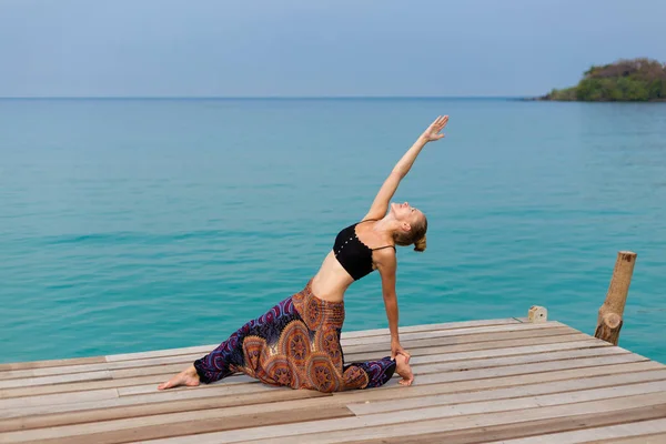 Sessione estiva di yoga in Thailandia — Foto Stock