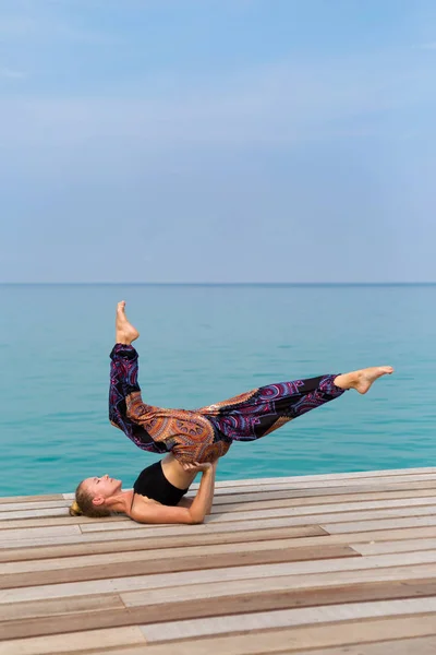Sesión de yoga de verano en Tailandia —  Fotos de Stock