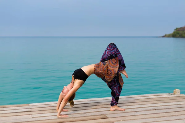 Sesión de yoga de verano en Tailandia —  Fotos de Stock