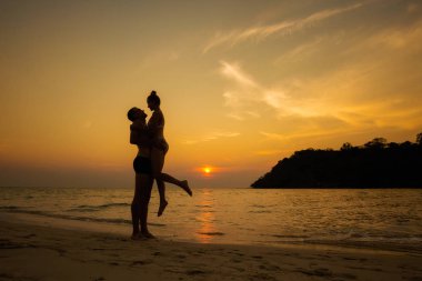 Turistler günbatımı Koh Kood üzerinde