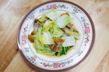 Lahana ile Tay gevrek domuz