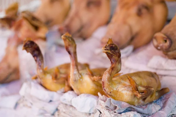 地元の市場で生の鶏肉 — ストック写真