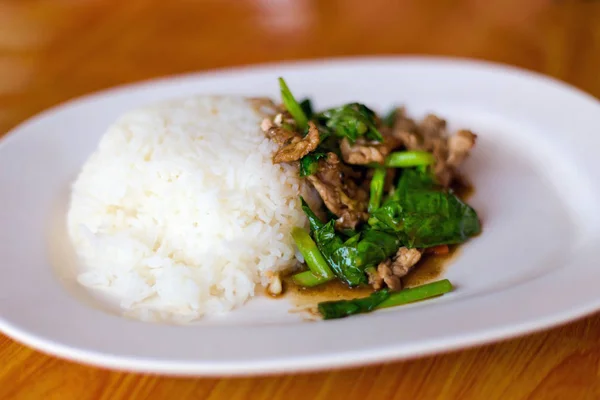 Thaise varkensvlees segmenten met boerenkool — Stockfoto