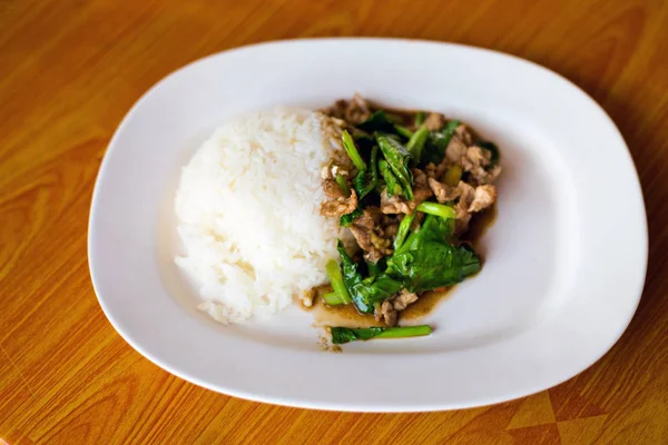 Thaise varkensvlees segmenten met boerenkool — Stockfoto