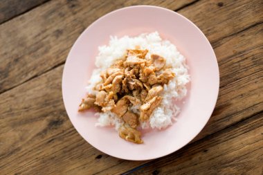 Tay sarımsak domuz fileto dilimleri