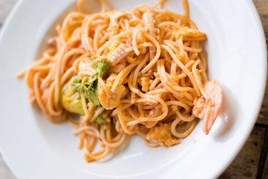 Tayland kızarmış deniz ürünleri şehriye