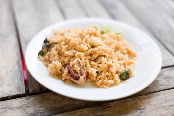 Arroz frito tailandés con marisco —  Fotos de Stock