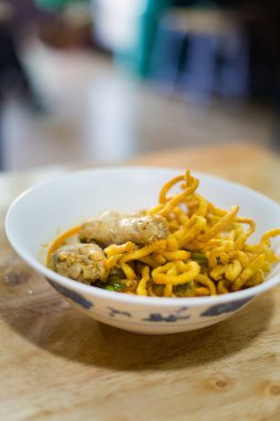 Kao Soi sarı köri erişte