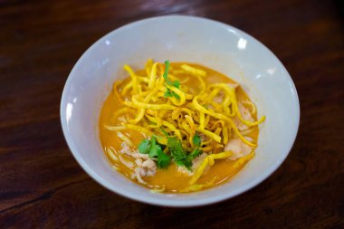 Kao Soi sarı köri erişte