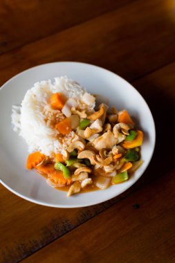 Kaju fıstığı ile Tay tavuk