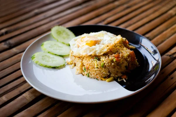 Arroz frito tailandés con huevo —  Fotos de Stock